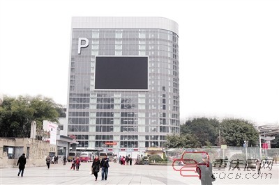重庆首座智能立体停车楼试运行 扫码自动存取车