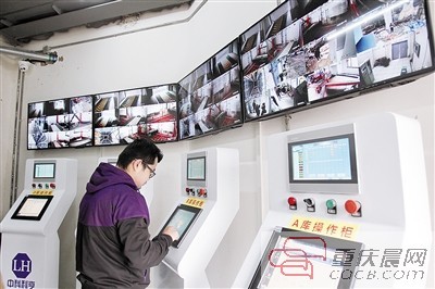重庆首座智能立体停车楼试运行 扫码自动存取车
