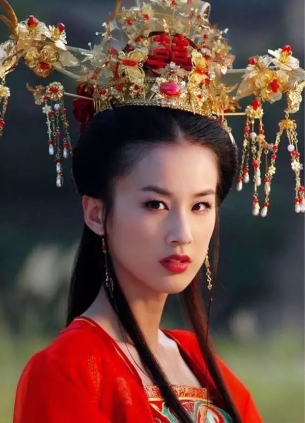 女星穿古装戴皇冠,唐嫣气质冷艳,杨幂美丽大方