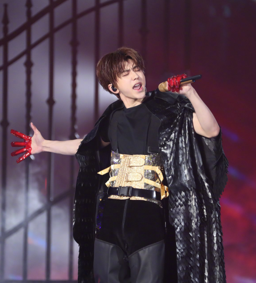 蔡徐坤人红路子野,不仅戴红色塑料手套,穿这鞋