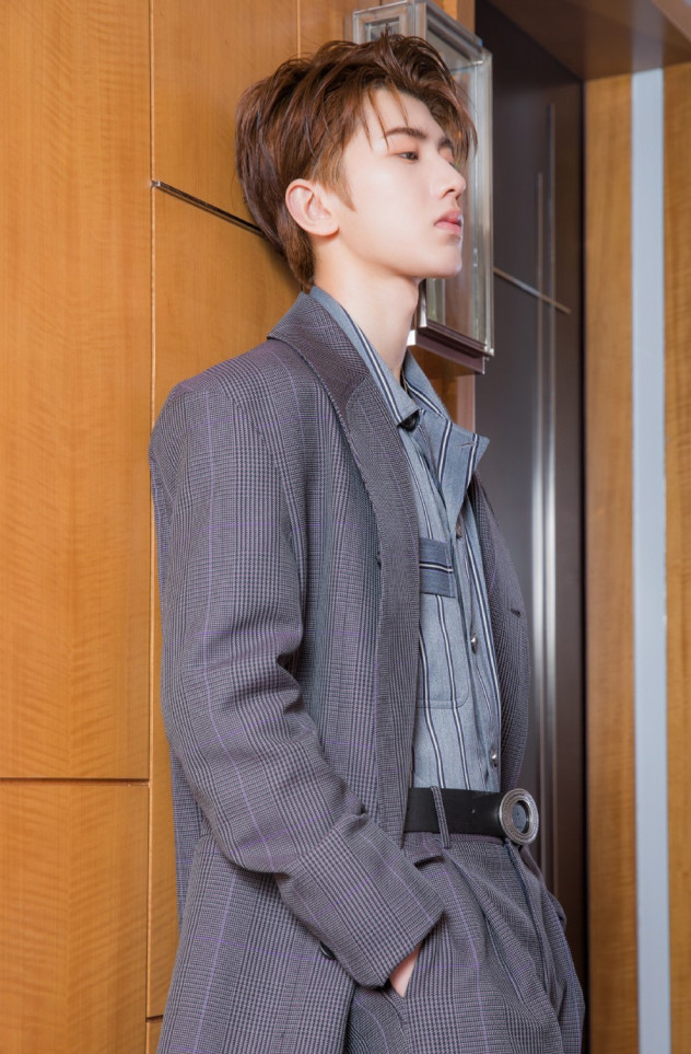 蔡徐坤人红路子野,不仅戴红色塑料手套,穿这鞋