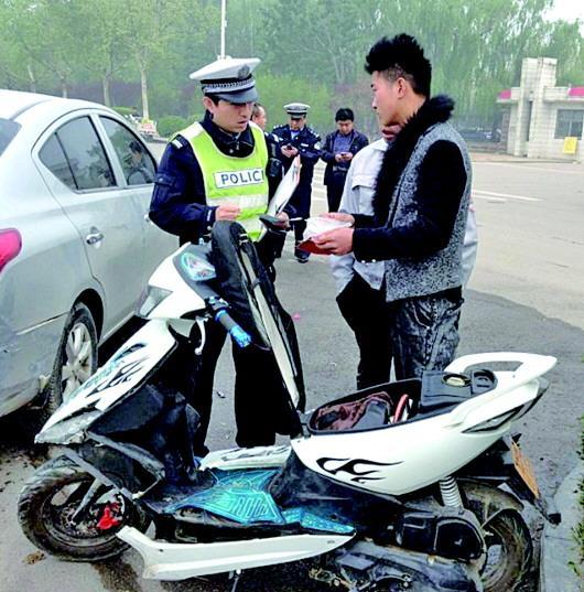 摩托车上路被交警查,C1驾照被扣12分,说没有C