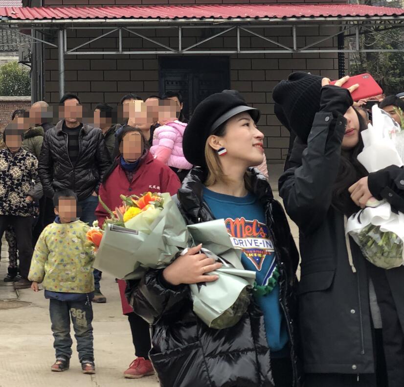 欧阳娜娜首次回乡祭祖,捧祭品虔诚跪拜,同小朋