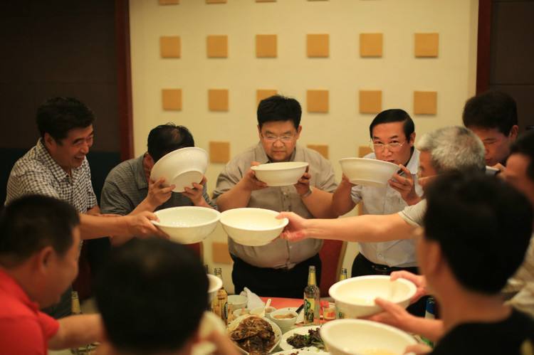 东北人喝酒全国无敌,但面对邻居俄罗斯,果断认