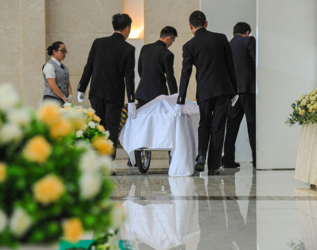 殡仪馆入殓师一月工资多少钱?馆长透露实情,怪