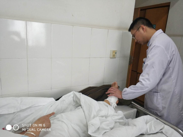 长沙58岁女子崴了下脚就骨折了 专家支招正确