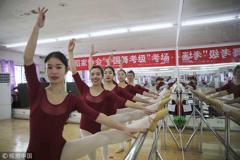 下腰压腿劈叉高三女生舞蹈室排练忙 抓紧时间训练基本功备战艺考