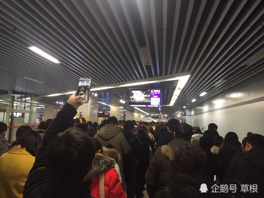 西安单双号限行首日道路通行畅通 市民:地铁里