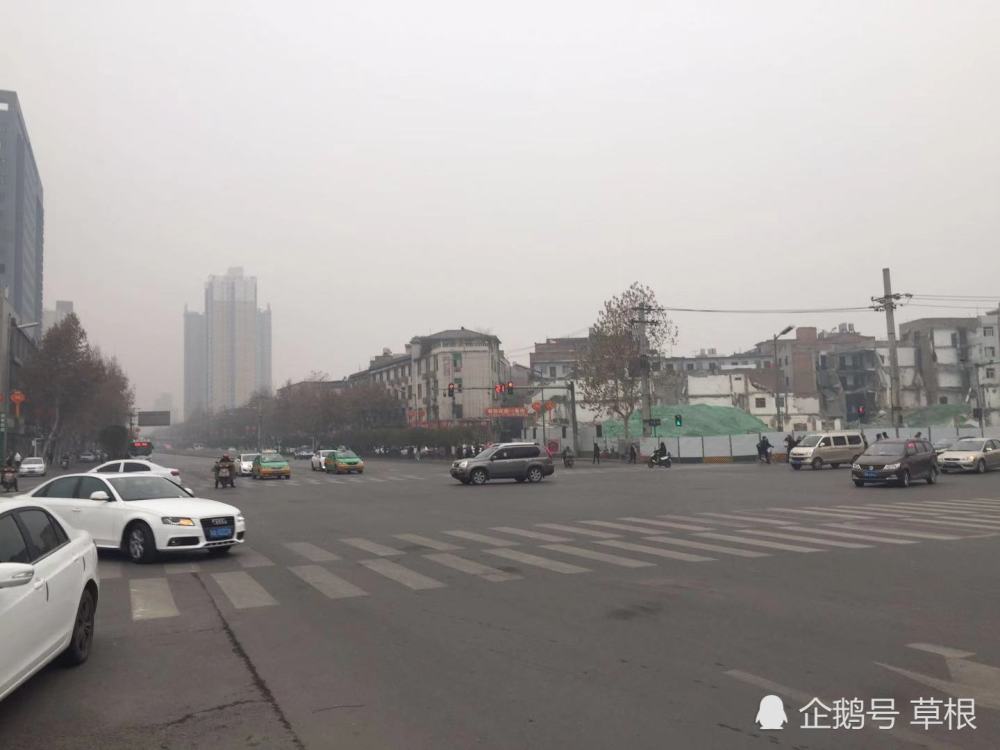 西安单双号限行首日道路通行畅通 市民:地铁里