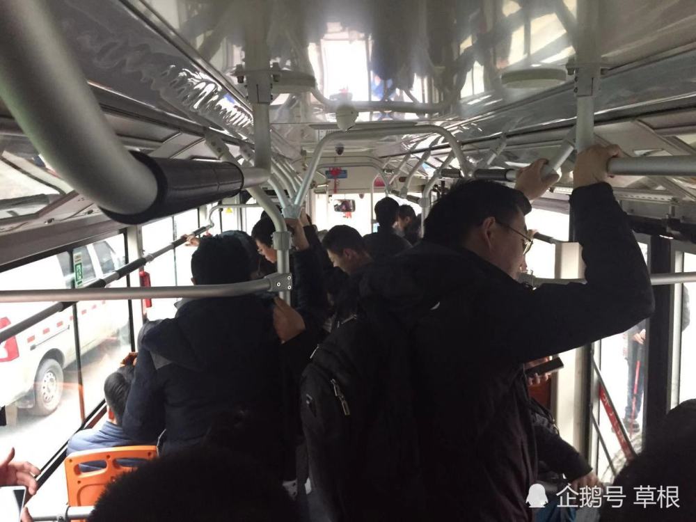 西安单双号限行首日道路通行畅通 市民:地铁里