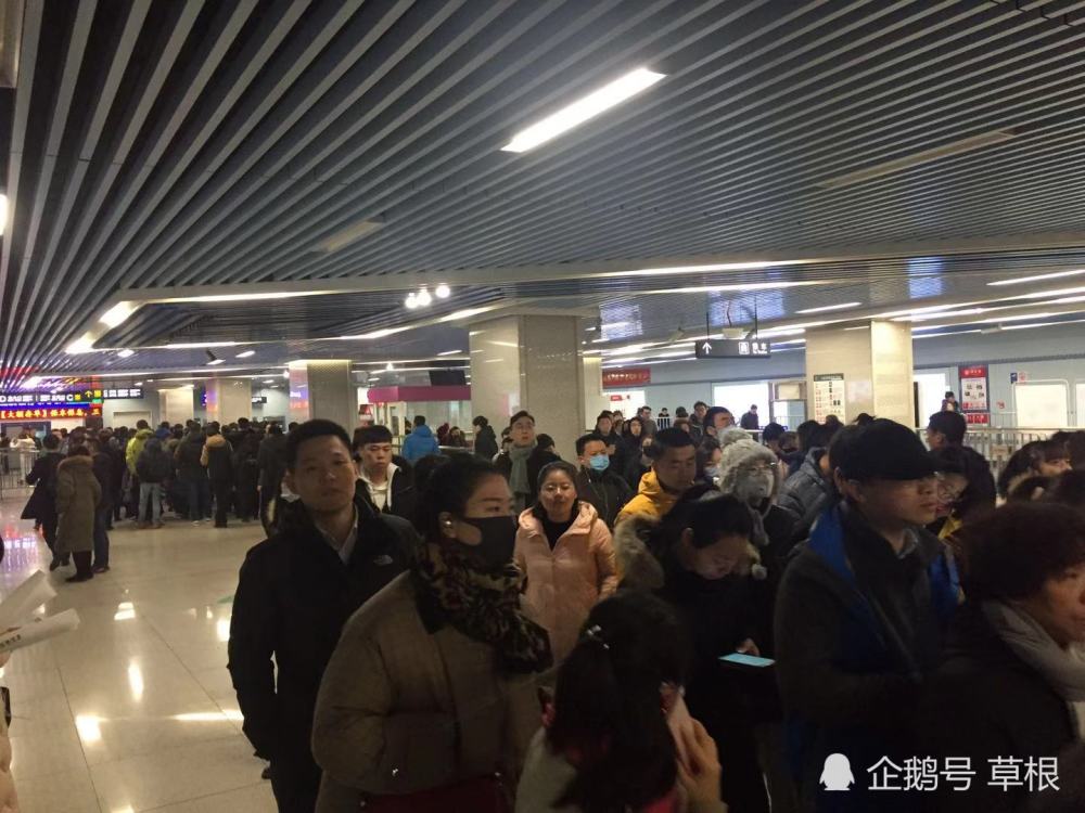 西安单双号限行首日道路通行畅通 市民:地铁里