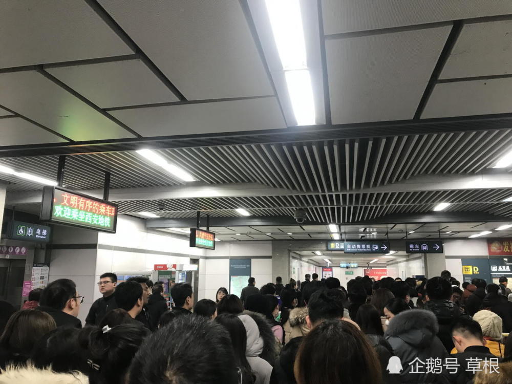 西安单双号限行首日道路通行畅通 市民:地铁里