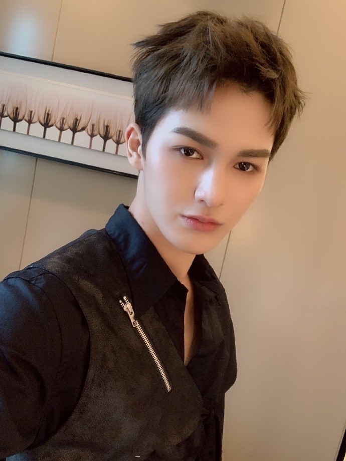 出道前的朱正廷有女友还抽烟?而腰间的纹身才