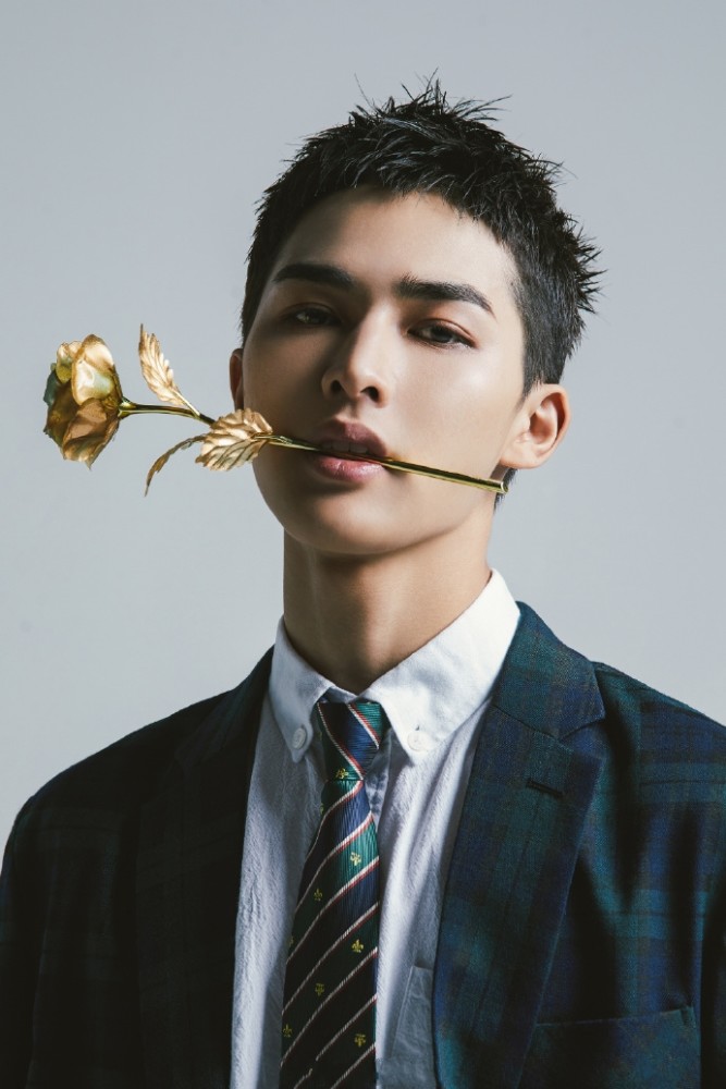 出道前的朱正廷有女友还抽烟?而腰间的纹身才