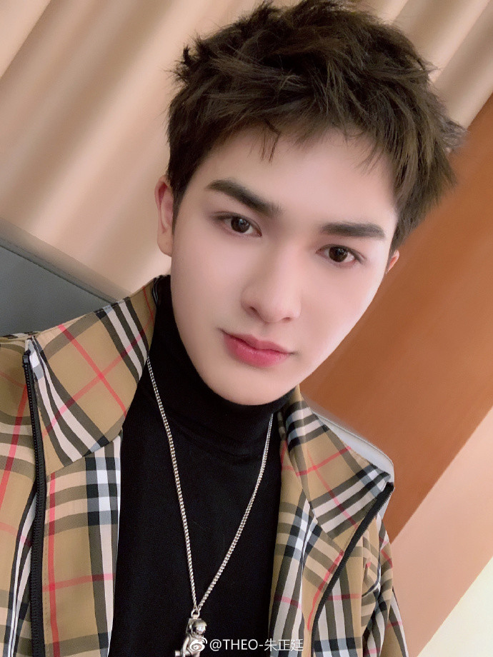 出道前的朱正廷有女友还抽烟?而腰间的纹身才