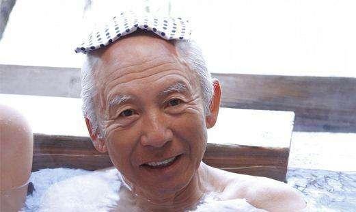 世界最长寿男性去世，享年113岁，家人说:生前他坚持做5件事