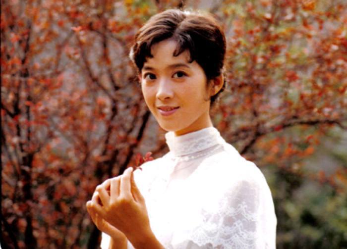 1953年出生的龚雪凭借出演《大桥下面》而走红,龚雪饰演的坚强独立的