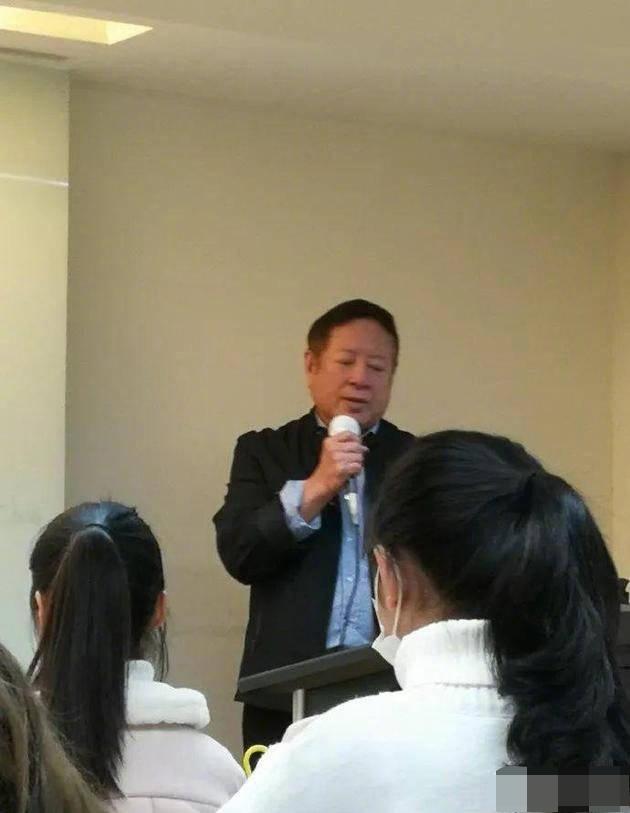 潘玮柏否认婚期将近,被认为还有机会的吴昕却