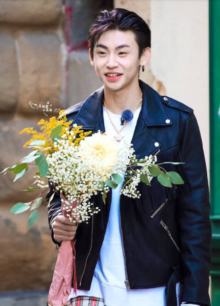 小鬼粉丝脱粉回踩曝实锤,晒其和女友的无码吻