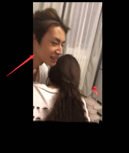 小鬼粉丝脱粉回踩曝实锤,晒其和女友的无码吻