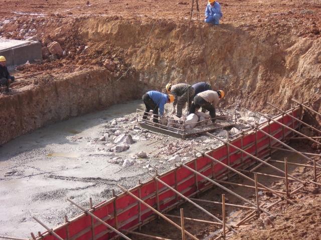 农村建房子出奇招,为省钱混凝土里掺石头,施工