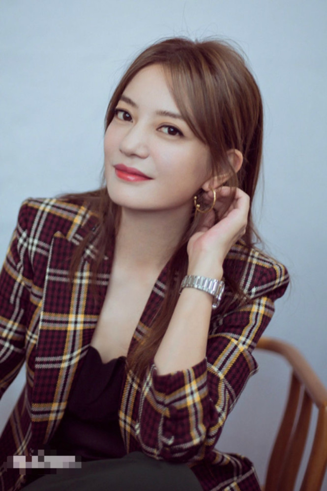 赵薇首担奢侈品代言人拍大片,遭吐槽p太过,脸