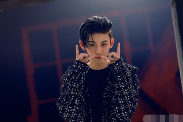 粉丝回踩最可怕,小鬼王凯琳被脱粉粉丝扒出吻