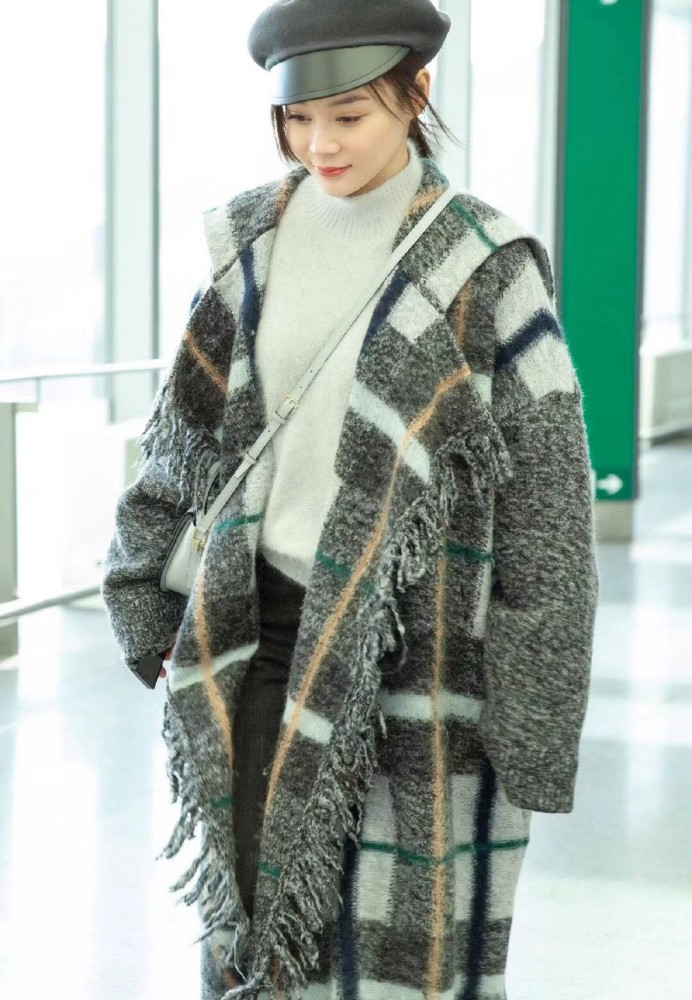 袁姗姗机场新造型真好看,格子大衣搭配报童帽