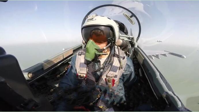 专业+霸气!解放军飞行员英语喊话 驱离外军飞