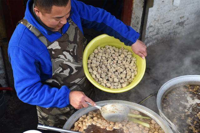 河南小伙卖牛肉丸子汤,三块钱一碗12个丸子,一