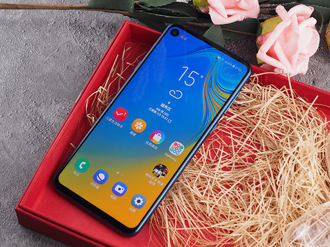 三星A8s体验:黑瞳全视屏 骁龙710后置三摄 性