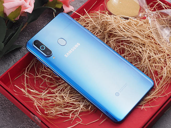 三星A8s体验:黑瞳全视屏 骁龙710后置三摄 性