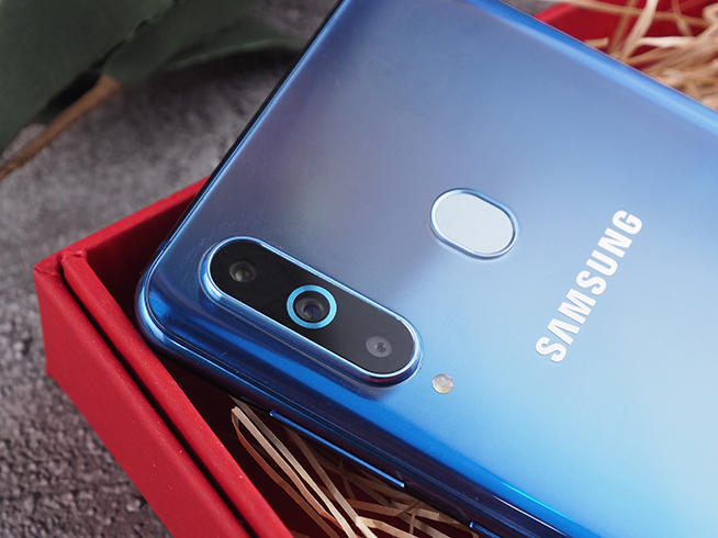 三星A8s体验:黑瞳全视屏 骁龙710后置三摄 性