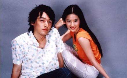 胡歌刘亦菲旧照曝光,拍摄背景有点简陋,风格像