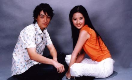 胡歌刘亦菲旧照曝光,拍摄背景有点简陋,风格像