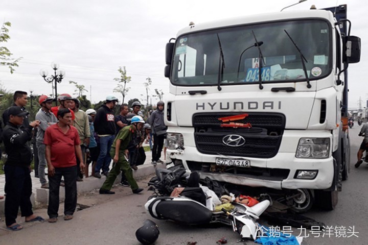 越南货车失控冲向等红灯摩托车群,撞飞21辆摩