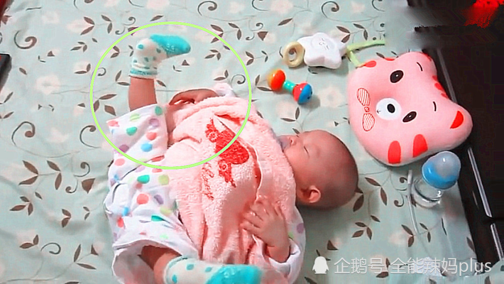 宝宝睡着觉也不老实,突然玩起了特技,小动作太