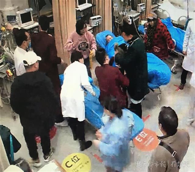 1岁女童呛奶突然窒息,医护人员用海姆立克急救