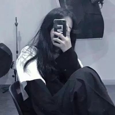 手机挡脸的女生头像