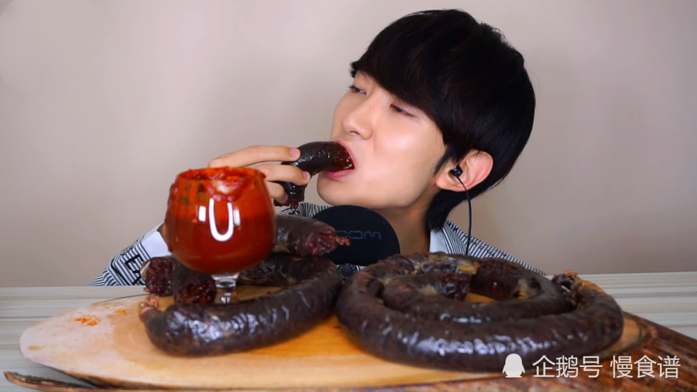 韩国小哥直播吃黑乎乎的香肠,还蘸着辣椒酱吃