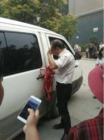  老人跪着上吊身亡  不孝儿子被围观者砸鸡蛋大