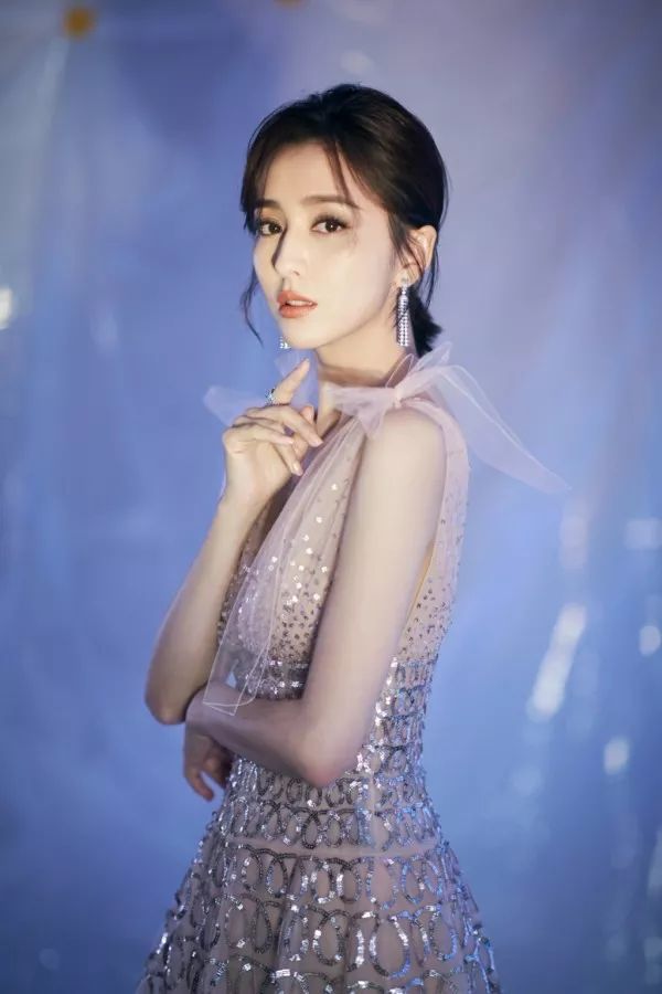 佟丽娅成机场热心艺人了?人美心善再一次被圈