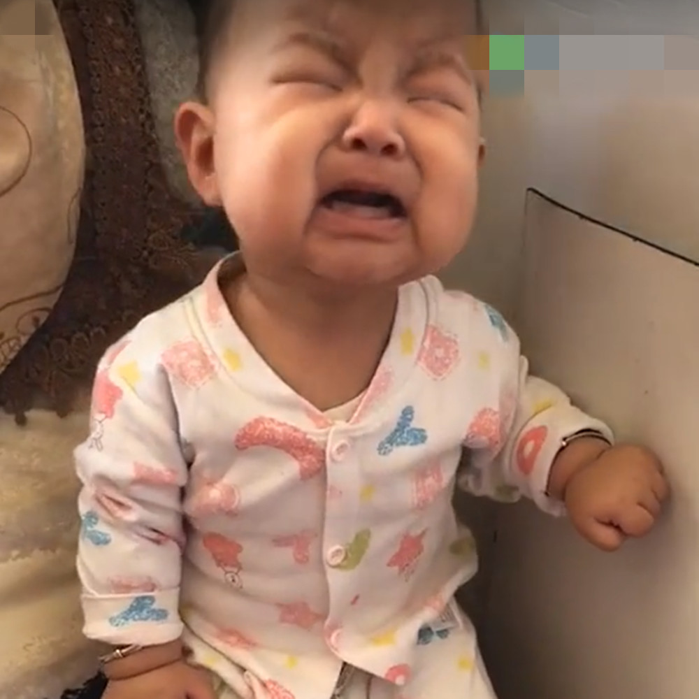 萌宝哭得太伤心,脸皱成表情包,下一幕让网友直