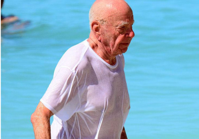 默多克游起泳来"宝刀不老",他老人家也是87岁了,真厉害