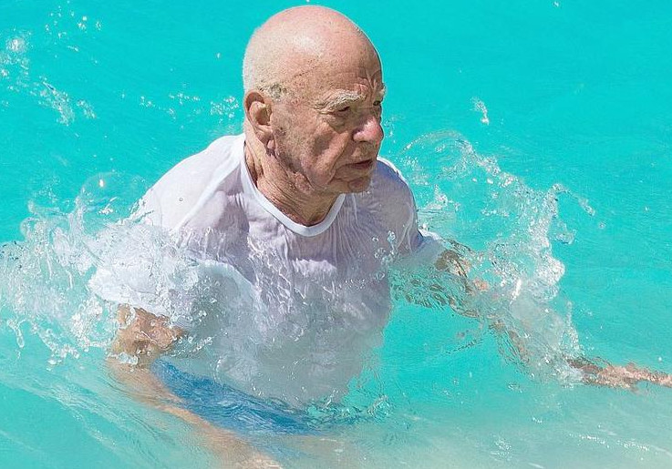 默多克游起泳来"宝刀不老",他老人家也是87岁了,真厉害