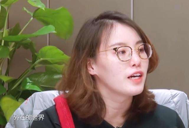 洪荒少女登综艺,身高1米6要父亲背上楼,衣来