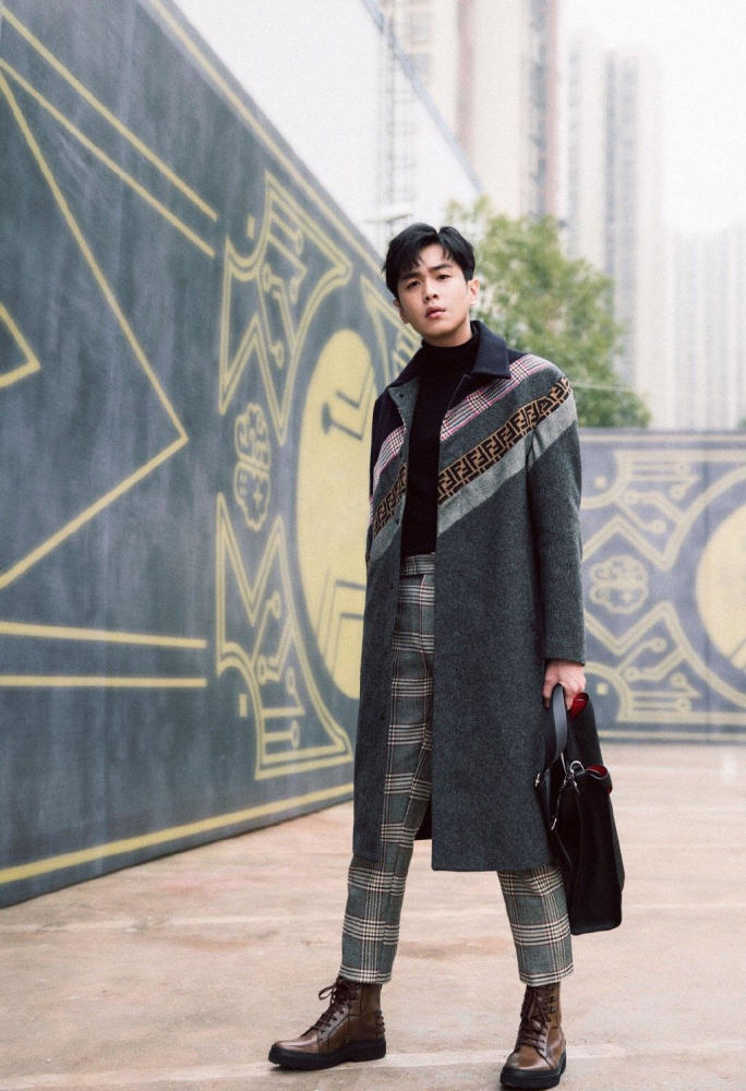 张若昀不愧是京城阔少,一个包包都要3万4,真