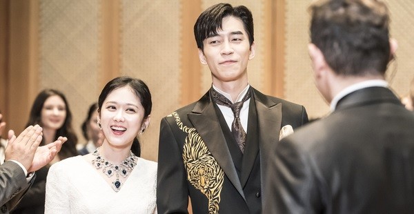 被张娜拉美到了,《皇后的品格》中俏皮似少女