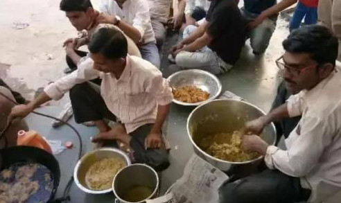 印度人不吃牛肉,但却对牛粪爱不释口,网友:和牛