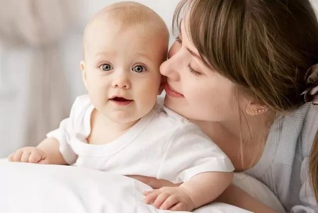 宝宝哭闹、老饿、还脾气暴躁?可能是进入了猛